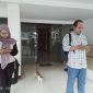 Wartawan di depan Kantor Biro Perekonomian Setda Provinsi NTB usai penggeledahan oleh Kejati NTB. Foto (DEdi Suhadi/gontb)
