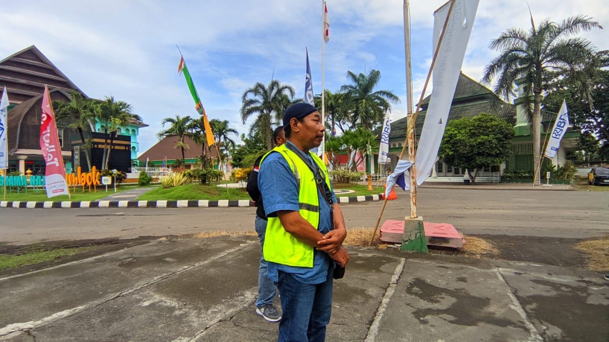 Divisi Keuangan Divre 3 Surabaya Pk. Warto didampingi Manager Usaha DAMRI Mataram, Tukul Erwanto saat gelar apel angkutan haji di Asrama Haji Embarkasi Lombok. Jumat (09/05/2025). Foto (Lalu Sahid/GONTB).