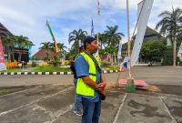 Divisi Keuangan Divre 3 Surabaya Pk. Warto didampingi Manager Usaha DAMRI Mataram, Tukul Erwanto saat gelar apel angkutan haji di Asrama Haji Embarkasi Lombok. Jumat (09/05/2025). Foto (Lalu Sahid/GONTB).