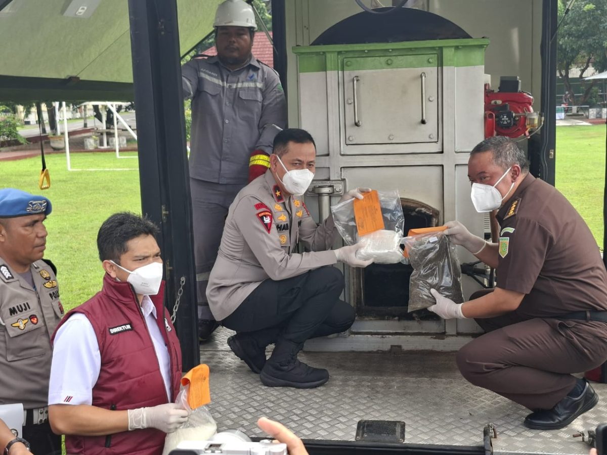 Wakapolda NTB Brigjen pol Hari Nugroho, Direktur Ditresnarkoba Polda NTB,Kombes Pol Roman Smaradhana Elhaj  dan aparat hukum lainnya saat pemusnahan barang bukti narkoba, Rabu 14 Mei 2025