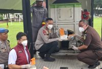 Wakapolda NTB Brigjen pol Hari Nugroho, Direktur Ditresnarkoba Polda NTB,Kombes Pol Roman Smaradhana Elhaj  dan aparat hukum lainnya saat pemusnahan barang bukti narkoba, Rabu 14 Mei 2025