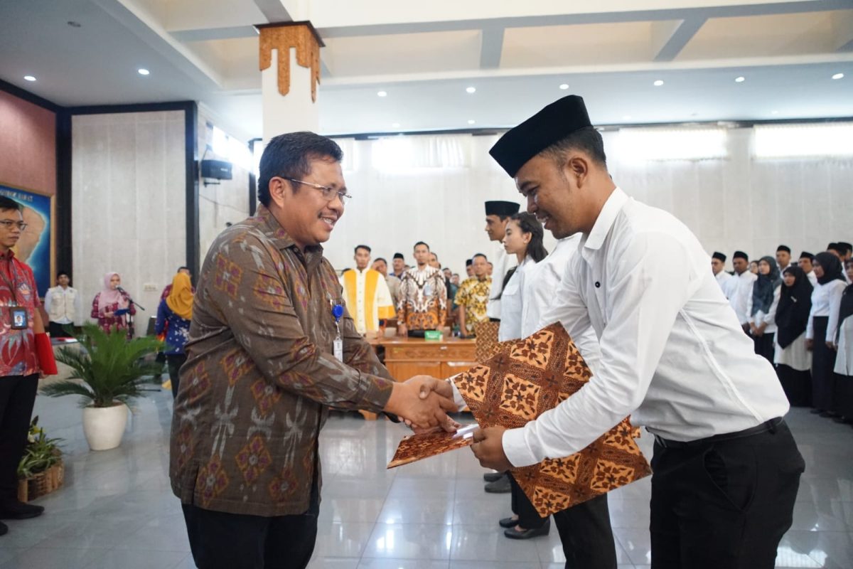 Bupati Lombok Barat, H. Lalu Ahmad Zaini saat menyerahkan SK pegawai P3K di lingkup Pemerintah Kabupaten Lombok Barat. Kamis (15/05/2025). Foto (Doc.Ist).