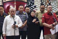 Kepala Pusat Penerangan dan Hukum (Kapuspenkum) Kejaksaan Agung (Kejagung) Harli Siregar dan Direktur Penyidikan (Dirdik) Jampidsus Kejagung RI, Abdul Qohar saat memimpin kasus dugaan korupsi Sritex di Kejagung, Jakarta Selatan pada Rabu, 21 Mei 2025 malam./Ist. Foto by (RMOLSUMUT)