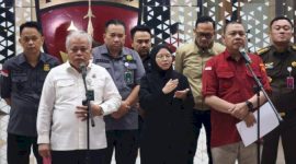 Kepala Pusat Penerangan dan Hukum (Kapuspenkum) Kejaksaan Agung (Kejagung) Harli Siregar dan Direktur Penyidikan (Dirdik) Jampidsus Kejagung RI, Abdul Qohar saat memimpin kasus dugaan korupsi Sritex di Kejagung, Jakarta Selatan pada Rabu, 21 Mei 2025 malam./Ist. Foto by (RMOLSUMUT)