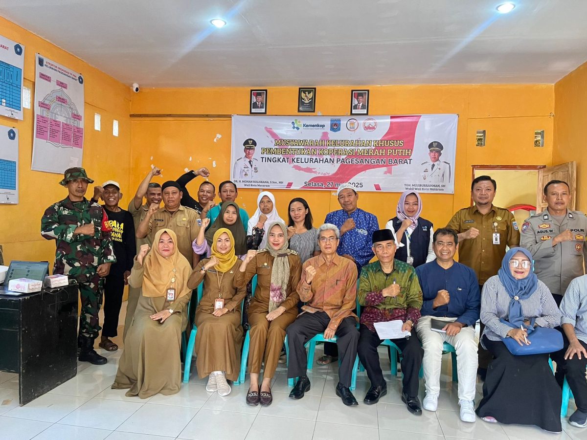 Foto bersama pengurus Koperasi Merah Putih di Kelurahan Pagesangan Barat.
