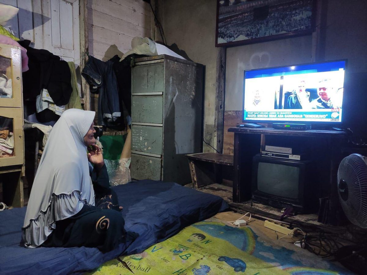 Warga Desa Sukabangun, Kabupaten Bengkayang, Kalimantan Barat dapat menikmati hiburan di televisi semenjak listrik hadir di desa mereka. Foto (PLN)