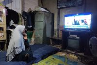 Warga Desa Sukabangun, Kabupaten Bengkayang, Kalimantan Barat dapat menikmati hiburan di televisi semenjak listrik hadir di desa mereka. Foto (PLN)