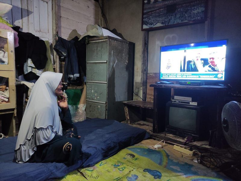 Warga Desa Sukabangun, Kabupaten Bengkayang, Kalimantan Barat dapat menikmati hiburan di televisi semenjak listrik hadir di desa mereka. Foto (PLN)