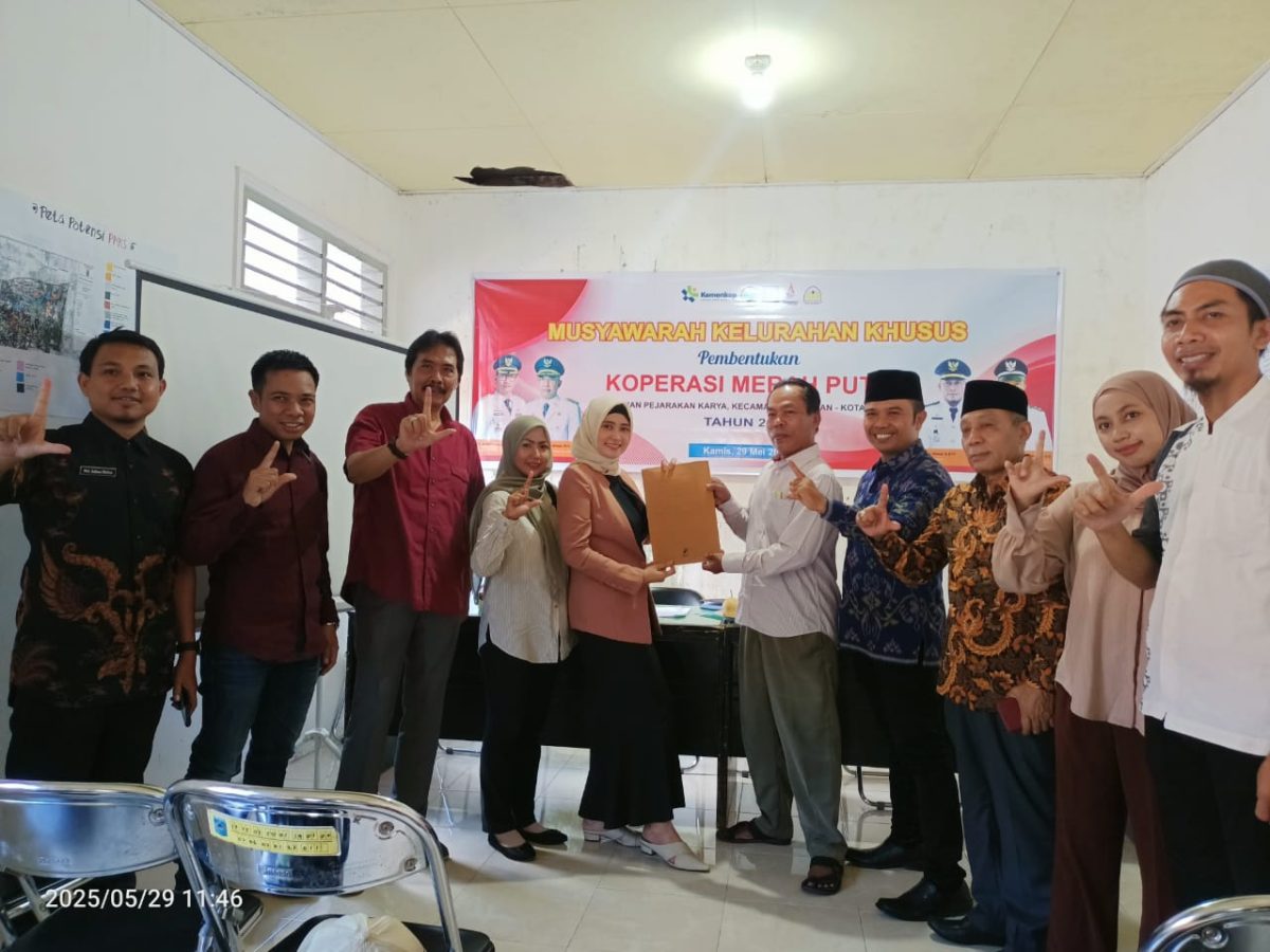 Ketua terpilih bersama Pengurus Koperasi Merah Putih Pejarakan Karya saat menyerahkan berkas pengajuan pembuatan Akta kepada pihak Notaris. Kamis (29/05/2025). Foto (Doc.Kelurahan)
