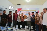 Ketua terpilih bersama Pengurus Koperasi Merah Putih Pejarakan Karya saat menyerahkan berkas pengajuan pembuatan Akta kepada pihak Notaris. Kamis (29/05/2025). Foto (Doc.Kelurahan)