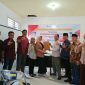 Ketua terpilih bersama Pengurus Koperasi Merah Putih Pejarakan Karya saat menyerahkan berkas pengajuan pembuatan Akta kepada pihak Notaris. Kamis (29/05/2025). Foto (Doc.Kelurahan)