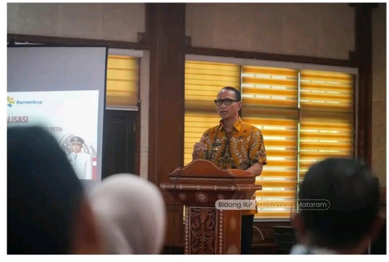 Walikota Mataram. H. Mohan roliskana saat acara Sosialisasi Pembentukan Koperasi Kelurahan Merah Putih, yang digelar di Aula Lantai III Kantor Wali Kota Mataram, Kamis, 22 Mei 2025. Foto (Doc.Ist)