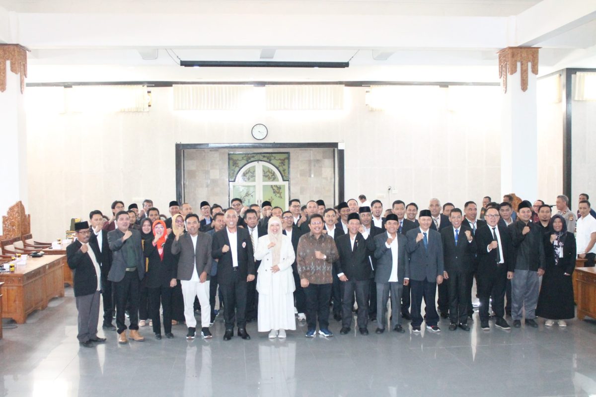 Foto bersama pengurus Cabang olahraga (Cabor) dengan ketua dan pengurus KONI Kaupaten Lombok Barat bersama Bupati dan Wakil Bupati Lombok Barat. Kamis (01/05/2025). Foto (Doc.Ist).