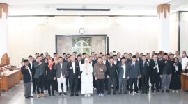 Foto bersama pengurus Cabang olahraga (Cabor) dengan ketua dan pengurus KONI Kaupaten Lombok Barat bersama Bupati dan Wakil Bupati Lombok Barat. Kamis (01/05/2025). Foto (Doc.Ist).