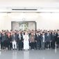 Foto bersama pengurus Cabang olahraga (Cabor) dengan ketua dan pengurus KONI Kaupaten Lombok Barat bersama Bupati dan Wakil Bupati Lombok Barat. Kamis (01/05/2025). Foto (Doc.Ist).