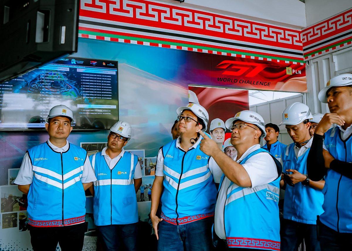 General Manager PLN UIW NTB, Sudjarwo, turun langsung ke lokasi sirkuit pada Kamis (8/5/2025). Foto (PLN NTB)