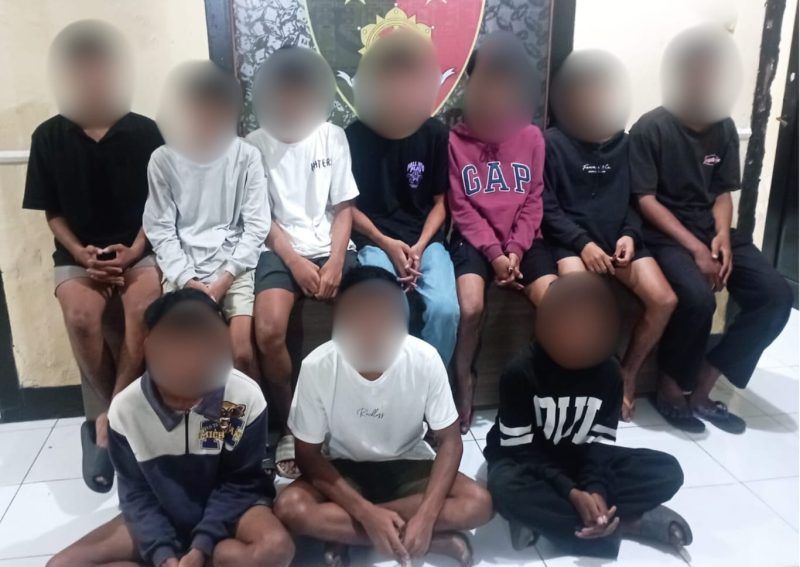 10 orang terduga pelaku dalam pengeroyokan  di sebuah Kos-kosan di Jl. RM Panji Anom, Kelurahan Pagutan Timur, Kecamatan Mataram, Senin (12/05/2025) diamankan Polresta Mataram. Foto (Polresta Mataram)