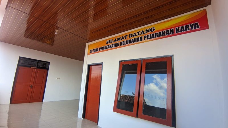 Bangunan baru bertingkat yang ada di belakang gedung utama kantor Lurah Pejarakan Karya. Foto (Lalu Sahid)