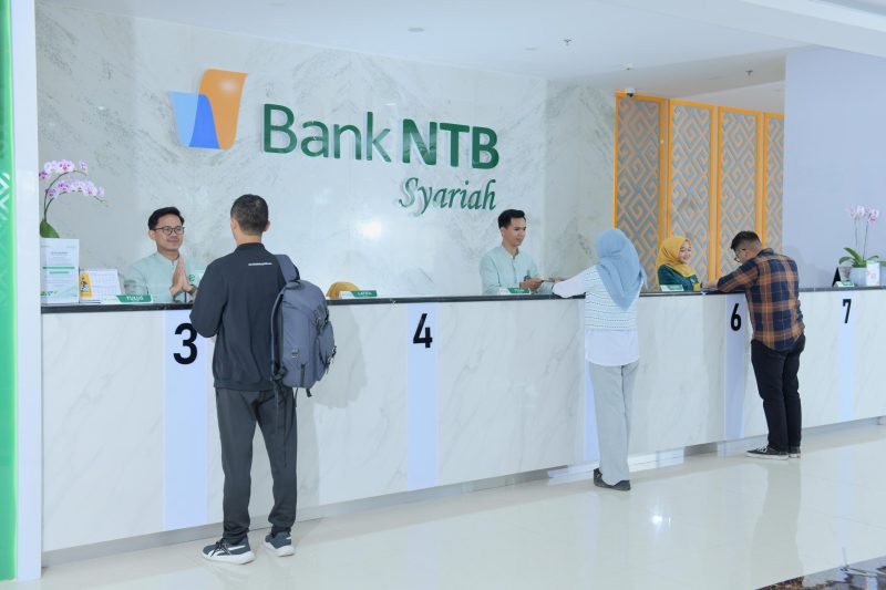 Layanan Teller Bank NTB Syariah. Foto: Humas Bank NTB Syariah