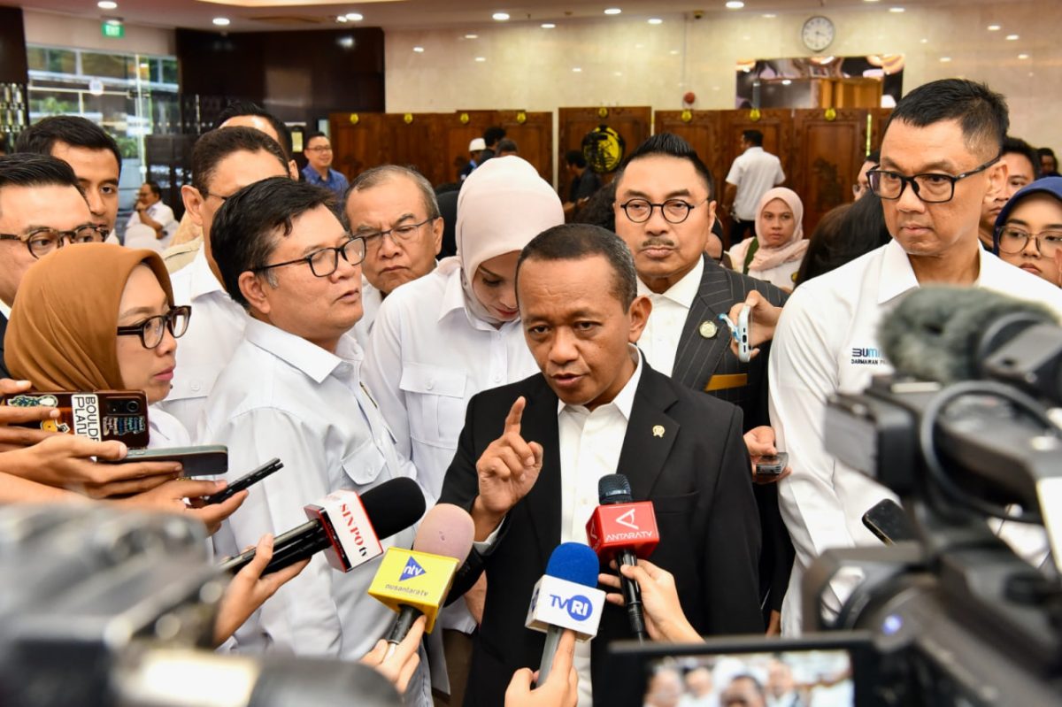 Menteri Energi dan Sumber Daya Mineral (ESDM) Bahlil Lahadalia (tengah), Direktur Jenderal Ketenagalistrikan Kementerian ESDM Jisman P Hutajulu (kedua dari kiri), Direktur Jenderal Energi Baru Terbarukan dan Konservasi Energi Kementerian ESDM Eniya Listiani Dewi (kiri), Direktur Utama PLN Darmawan Prasodjo (kanan) dan Tenaga Ahli Menteri ESDM Bidang Negosiasi, Diplomasi dan Kerjasama Mineral dan Batubara, Michael Wattimena (kedua dari kanan) dalam kesempatannya bersama media usai mengumumkan Rencana Usaha Penyediaan Tenaga Listrik (RUPTL) PLN 2025-2034 di Jakarta pada Senin (26/5/2025). Foto (PLN)