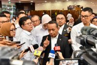 Menteri Energi dan Sumber Daya Mineral (ESDM) Bahlil Lahadalia (tengah), Direktur Jenderal Ketenagalistrikan Kementerian ESDM Jisman P Hutajulu (kedua dari kiri), Direktur Jenderal Energi Baru Terbarukan dan Konservasi Energi Kementerian ESDM Eniya Listiani Dewi (kiri), Direktur Utama PLN Darmawan Prasodjo (kanan) dan Tenaga Ahli Menteri ESDM Bidang Negosiasi, Diplomasi dan Kerjasama Mineral dan Batubara, Michael Wattimena (kedua dari kanan) dalam kesempatannya bersama media usai mengumumkan Rencana Usaha Penyediaan Tenaga Listrik (RUPTL) PLN 2025-2034 di Jakarta pada Senin (26/5/2025). Foto (PLN)