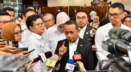 Menteri Energi dan Sumber Daya Mineral (ESDM) Bahlil Lahadalia (tengah), Direktur Jenderal Ketenagalistrikan Kementerian ESDM Jisman P Hutajulu (kedua dari kiri), Direktur Jenderal Energi Baru Terbarukan dan Konservasi Energi Kementerian ESDM Eniya Listiani Dewi (kiri), Direktur Utama PLN Darmawan Prasodjo (kanan) dan Tenaga Ahli Menteri ESDM Bidang Negosiasi, Diplomasi dan Kerjasama Mineral dan Batubara, Michael Wattimena (kedua dari kanan) dalam kesempatannya bersama media usai mengumumkan Rencana Usaha Penyediaan Tenaga Listrik (RUPTL) PLN 2025-2034 di Jakarta pada Senin (26/5/2025). Foto (PLN)