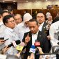Menteri Energi dan Sumber Daya Mineral (ESDM) Bahlil Lahadalia (tengah), Direktur Jenderal Ketenagalistrikan Kementerian ESDM Jisman P Hutajulu (kedua dari kiri), Direktur Jenderal Energi Baru Terbarukan dan Konservasi Energi Kementerian ESDM Eniya Listiani Dewi (kiri), Direktur Utama PLN Darmawan Prasodjo (kanan) dan Tenaga Ahli Menteri ESDM Bidang Negosiasi, Diplomasi dan Kerjasama Mineral dan Batubara, Michael Wattimena (kedua dari kanan) dalam kesempatannya bersama media usai mengumumkan Rencana Usaha Penyediaan Tenaga Listrik (RUPTL) PLN 2025-2034 di Jakarta pada Senin (26/5/2025). Foto (PLN)