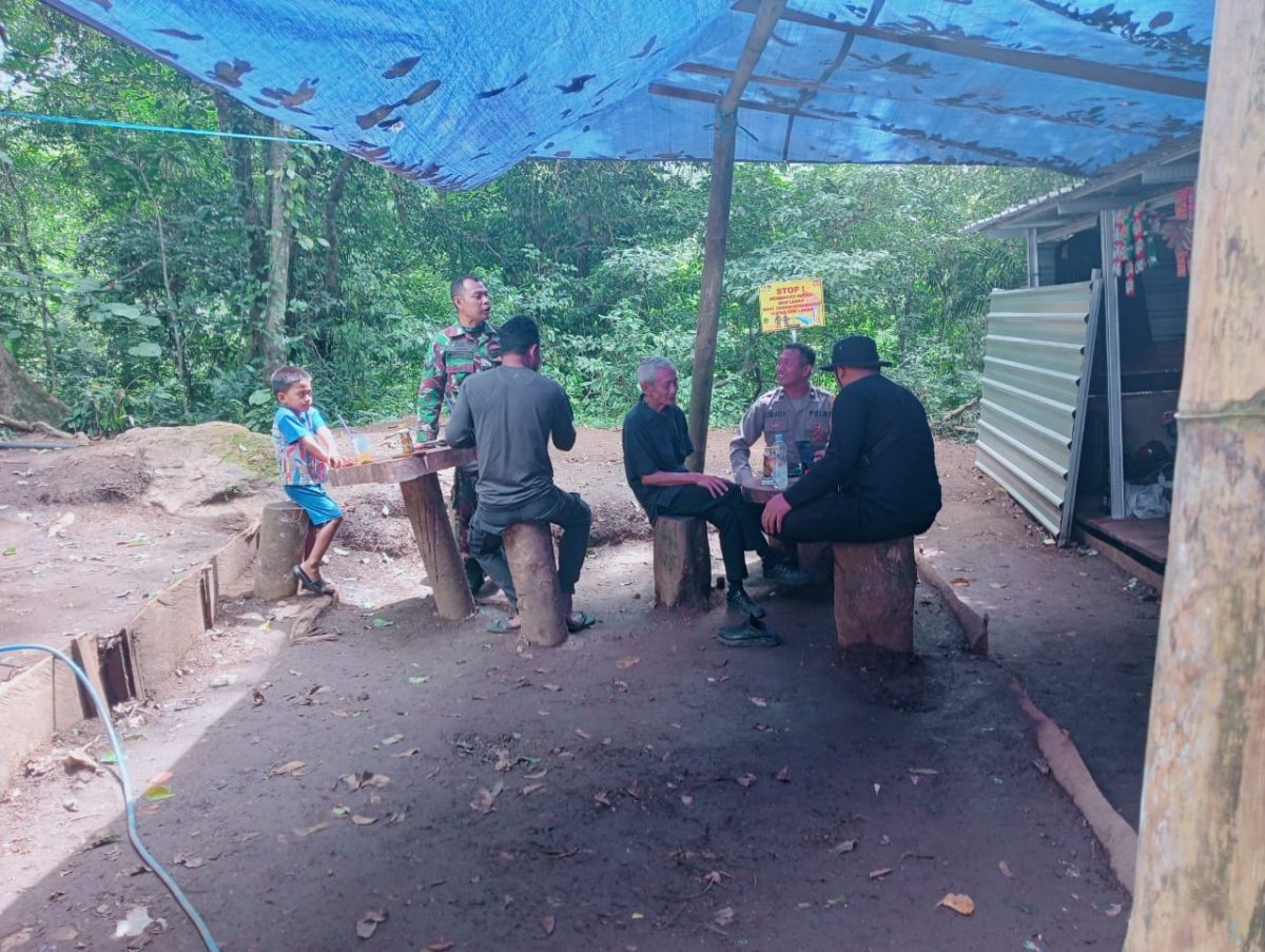 R Bin AG (57) seorang warga Malaysia meninggal dunia setelah terjatuh ke jurang sedalam 100 meter saat melakukan pendakian ke Gunung Rinjani lewat jalur Torean Dusun Torean, Desa Loloan, Kecamatan Bayan Kabupaten Lombok Utara. Sabtu (3/05/2025).