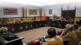 Wali Kota Mataram, H. Mohan Roliskana, memimpin langsung Rapat Koordinasi (Rakor) bersama seluruh Kepala Organisasi Perangkat Daerah (OPD), camat, dan kepala bagian se-Kota Mataram, yang digelar di Ruang Kenari, Kantor Wali Kota. Senin 19 Mei 2025. Foto (Doc.ist)