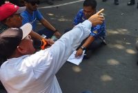 Asisten II Setda Provinsi NTB, Lalu Muhamad Faozal saat menemui massa aksi di depan Kantor Gubernur NTB. Selasa (20/05/2025). Foto (Dedi Suhadi/gontb)