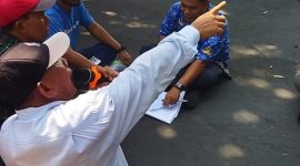Asisten II Setda Provinsi NTB, Lalu Muhamad Faozal saat menemui massa aksi di depan Kantor Gubernur NTB. Selasa (20/05/2025). Foto (Dedi Suhadi/gontb)