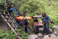 Proses evakuasi wisatawan Malaysia, RAG (57) dari dalam jurang di jalur pendakian Torean Gunung Rinjani pada Minggu, 4 Mei 2025 pukul 10.30 WITA. Foto (SAR Mataram)