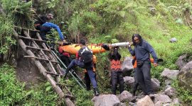 Proses evakuasi wisatawan Malaysia, RAG (57) dari dalam jurang di jalur pendakian Torean Gunung Rinjani pada Minggu, 4 Mei 2025 pukul 10.30 WITA. Foto (SAR Mataram)