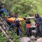 Proses evakuasi wisatawan Malaysia, RAG (57) dari dalam jurang di jalur pendakian Torean Gunung Rinjani pada Minggu, 4 Mei 2025 pukul 10.30 WITA. Foto (SAR Mataram)
