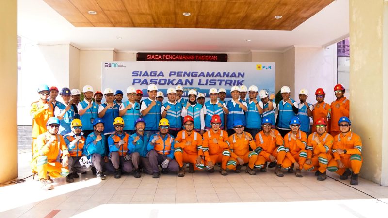 GM PLN UIW NTB, Sri Heny Purwati, Jajaran Manajemen PLN UIW NTB, dan petugas siaga siap untuk kelistrikan Idul Adha 1446H. Foto (doc.pln NTB).