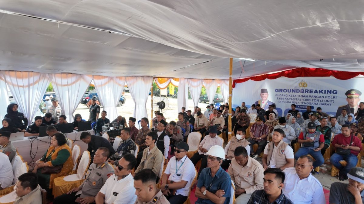 Pelaksanaan Groundbreaking Gudang Pangan Polri yang digelar bersamaan dengan Panen Raya Serentak di Kecamatan Moyo Utara, Kabupaten Sumbawa, Nusa Tenggara Barat (NTB), Kamis (5/6). Kegiatan ini turut terhubung secara virtual dengan Presiden Republik Indonesia dan Kapolri, menandai langkah nyata dalam memperkuat ketahanan pangan nasional. Foto (PLN NTB)