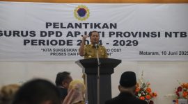 Gubernur NTB, Lalu Muhamad Iqbal saat pelantikan Dewan Pengurus Daerah (DPD) Asosiasi Perusahaan Jasa Tenaga Kerja Indonesia (APJATI) NTB masa bakti 2024–2029, Selasa 10 Juni 2025. Foto (Dedi Suhadi/Gontb).