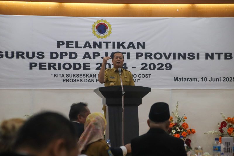 Gubernur NTB, Lalu Muhamad Iqbal saat pelantikan Dewan Pengurus Daerah (DPD) Asosiasi Perusahaan Jasa Tenaga Kerja Indonesia (APJATI) NTB masa bakti 2024–2029, Selasa 10 Juni 2025. Foto (Dedi Suhadi/Gontb).