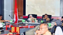 Wakil Bupati Lombok Barat, Hj. Nurul Adha saat memimpin Rapat Koordinasi Penanggulangan Kemiskinan dan Desk Verifikasi Validasi Data Program P3KE yang berlangsung di Ruang Rapat Jayengrana, Kantor Bupati Lombok Barat, Selasa, 10 Juni 2025. Foto (Doc.Istimewa).