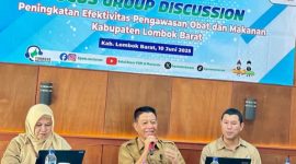 Plt. Kepala Dinas Kesehatan Lombok Barat, H. Zulkipli (tengah) bersama Kepala BBPOM Mataram, Yosef Dwi Irwan saat menjadi narasumber pada kegiatan Forum Group Discussion (FGD) bertema “Peningkatan Efektivitas Pengawasan Obat dan Makanan” di Aula Lesehan Ujung Landasan, Kecamatan Gerung. Selasa, 10 Juni 2025. Foto (Ramli/gontb).