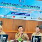 Plt. Kepala Dinas Kesehatan Lombok Barat, H. Zulkipli (tengah) bersama Kepala BBPOM Mataram, Yosef Dwi Irwan saat menjadi narasumber pada kegiatan Forum Group Discussion (FGD) bertema “Peningkatan Efektivitas Pengawasan Obat dan Makanan” di Aula Lesehan Ujung Landasan, Kecamatan Gerung. Selasa, 10 Juni 2025. Foto (Ramli/gontb).