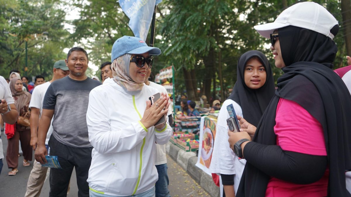 GM PLN NTB, Sri Heny Purwanti saat sosialisasikan Layanan Listrik Pascabayar di gelaran Car free day Udayana Minggu (22/06/2025). Foto (Humas PLN NTB)