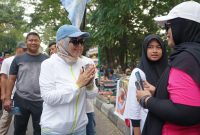 GM PLN NTB, Sri Heny Purwanti saat sosialisasikan Layanan Listrik Pascabayar di gelaran Car free day Udayana Minggu (22/06/2025). Foto (Humas PLN NTB)