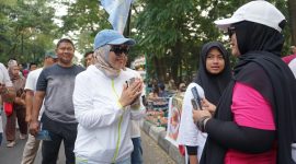 GM PLN NTB, Sri Heny Purwanti saat sosialisasikan Layanan Listrik Pascabayar di gelaran Car free day Udayana Minggu (22/06/2025). Foto (Humas PLN NTB)