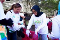 General Manager (GM) PLN Unit Induk Wilayah Nusa Tenggara Barat (UIW NTB), Sri Heny Purwanti, aksi bersih-bersih pantai bertajuk Zero Waste Warriors dalam rangka memperingati Hari Lingkungan Hidup Sedunia 2025. Foto (PLN NTB)