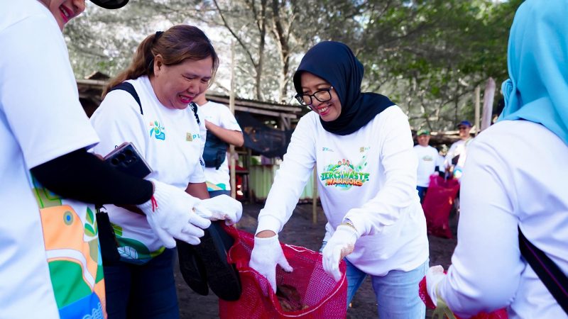 General Manager (GM) PLN Unit Induk Wilayah Nusa Tenggara Barat (UIW NTB), Sri Heny Purwanti, aksi bersih-bersih pantai bertajuk Zero Waste Warriors dalam rangka memperingati Hari Lingkungan Hidup Sedunia 2025. Foto (PLN NTB)