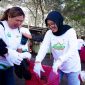 General Manager (GM) PLN Unit Induk Wilayah Nusa Tenggara Barat (UIW NTB), Sri Heny Purwanti, aksi bersih-bersih pantai bertajuk Zero Waste Warriors dalam rangka memperingati Hari Lingkungan Hidup Sedunia 2025. Foto (PLN NTB)