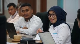 General Manager PLN UIW NTB, Sri Heny Purwanti saat membahas pengembangan energi hijai kepada Gubernur NTB. Foto (Humas PLN NTB).