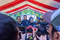 General Manager (GM) PLN NTB, Sri Heny Purwanti saat memberikan keterangan pers di PLTMH Santong. Kamis (19/06/2025). Foto (Lalu Sahid)