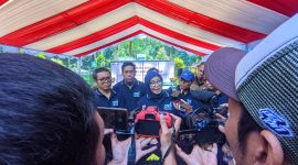 General Manager (GM) PLN NTB, Sri Heny Purwanti saat memberikan keterangan pers di PLTMH Santong. Kamis (19/06/2025). Foto (Lalu Sahid)